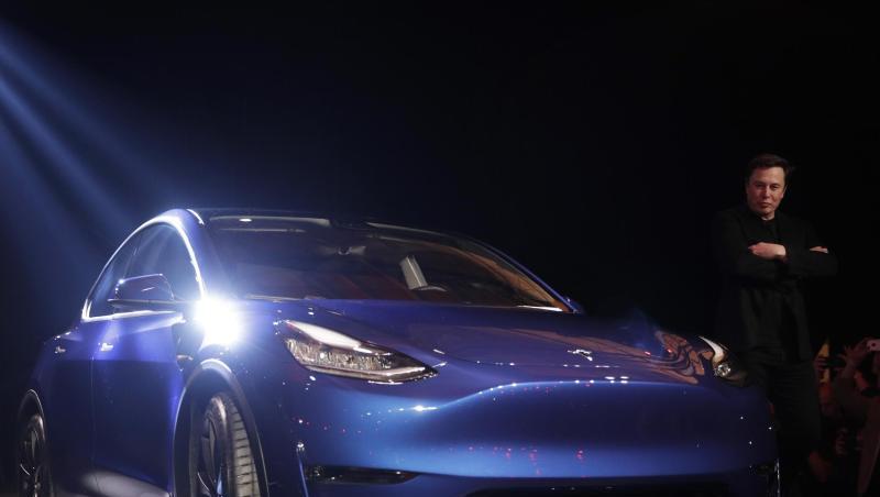 Tesla-Chef Elon Musk neben dem Model Y.