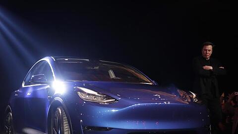 Tesla-Chef Elon Musk neben dem Model Y.