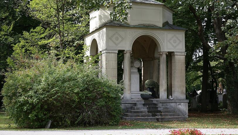 Acht Tage nach seinem gewaltsamen Tod - Rudolph Moshammer wurde in seinem Haus in Grünwald erdrosselt - nahmen 15.000 Münchner am 22. Januar 2005 Abschied vom Modemacher. Er wurde auf dem Ostfriedhof beigesetzt.