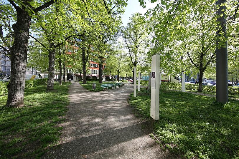 Platz der Freiheit: Gedenkstelen und ganz schön viel Grün am Ring.