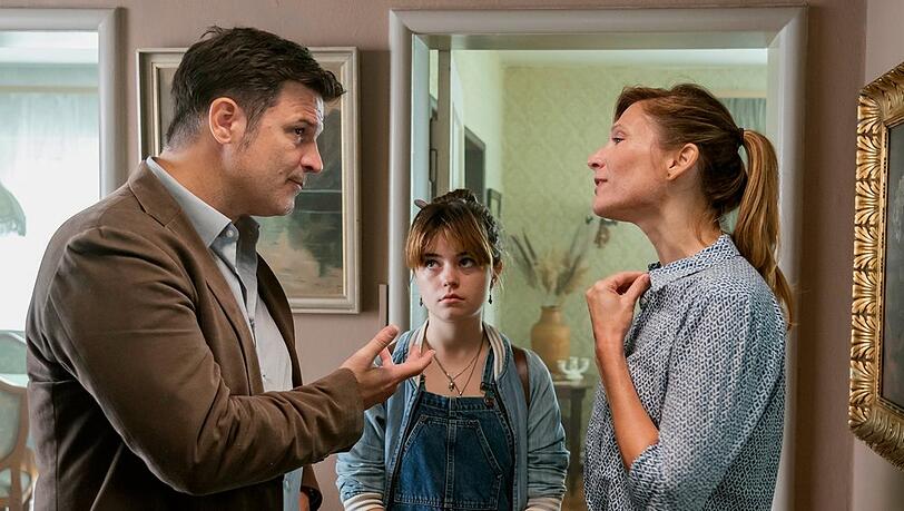 "Lauchhammer - Tod in der Lausitz": Maik Briegand (Mišel Matičevič) mit Jackie Briegand (Ella Lee, M.) und Daniela Briegand (Julischka Eichel).