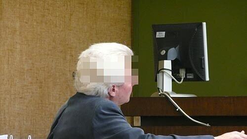 Roland K. (54): Weil er angeblich in finanziellen Nöten schwebte, fuhr er nach Holland, um Kokain zu holen. Roland K. (54): Weil er angeblich in finanziellen Nöten schwebte, fuhr er nach Holland, um Kokain zu holen.