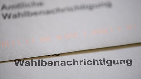 Ein Briefumschlag mit der Aufschrift "Wahlbenachrichtigung".