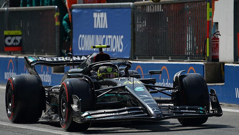 Lewis Hamilton aus Großbritannien vom Team Mercedes steuert sein Fahrzeug in der Boxengasse.