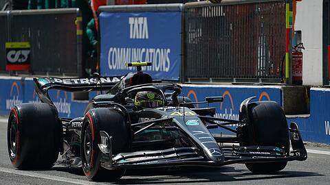 Lewis Hamilton aus Großbritannien vom Team Mercedes steuert sein Fahrzeug in der Boxengasse.