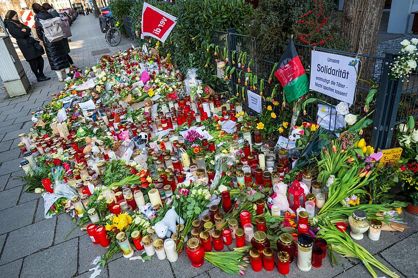 Nach dem Anschlag liegen Blumen am Tatort in der Nähe des Stiglmaierplatzes in München.