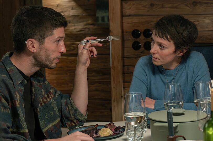 Die Einstellungen von Juliane (Julia Koschitz) und Vince (Slavko Popadic) könnten gegensätzlicher nicht sein. Sie legt Wert darauf, dass sie sich das Haus, in dem er und seine Freunde sich unerlaubt eingenistet haben, hart verdient hat. Er wiederum glaubt nicht an Besitz und Eigentum. Die Einstellungen von Juliane (Julia Koschitz) und Vince (Slavko Popadic) könnten gegensätzlicher nicht sein. Sie legt Wert darauf, dass sie sich das Haus, in dem er und seine Freunde sich unerlaubt eingenistet haben, hart verdient hat. Er wiederum glaubt nicht an Besitz und Eigentum.