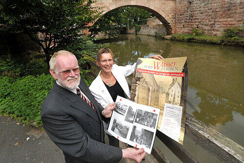 Die Pegnitz im ruhigen Zustand &ndash; Michael Diefenbacher und Martina Bauernfeind vom Stadtarchiv organisierten die Ausstellung.
