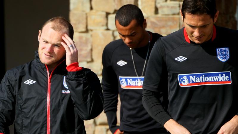 Wayne Rooney (l-r), Ashley Cole und Frank Lampard erscheinen zum Training. Wayne Rooney (l-r), Ashley Cole und Frank Lampard erscheinen zum Training.