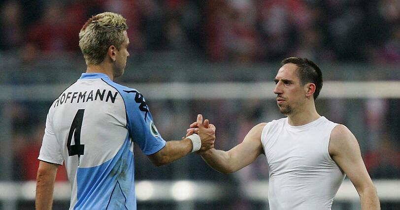 ... doch in der 120. Minute entschied Schiedsrichter Peter Gagelmann aus Bremen auf Elfmeter für den FC Bayern, nachdem der Sechziger Pagenburg Miroslav Klose gefoult hatte. Frankc Ribéry ließ sich nicht zwei mal bitten und verwandelte in der sprichwörtlich letzten Minute zum 1:0-Endstand für den Deutschen Rekordmeister.