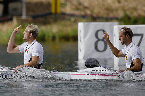 Olympische Sommerspiele, Kanurennsport, Kajak, 1000 Meter, Zweier der Maenner, Montag, Eton Dorney Rowing Centre, Dorney Lake, Buckinghamshire, Grossbritannien: Martin Hollstein (l.) and Andreas Ihle jubeln nach ihrem Vorlauf. 
Foto: Natacha Pisarenko