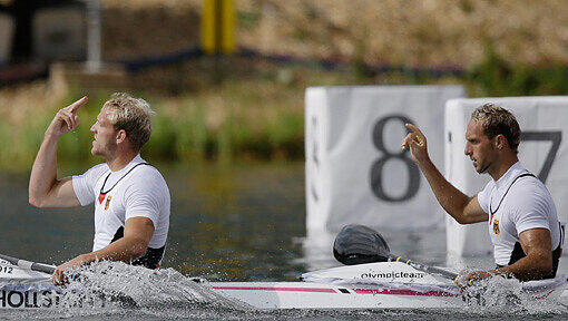 Olympische Sommerspiele, Kanurennsport, Kajak, 1000 Meter, Zweier der Maenner, Montag, Eton Dorney Rowing Centre, Dorney Lake, Buckinghamshire, Grossbritannien: Martin Hollstein (l.) and Andreas Ihle jubeln nach ihrem Vorlauf.
Foto: Natacha Pisarenko Olympische Sommerspiele, Kanurennsport, Kajak, 1000 Meter, Zweier der Maenner, Montag, Eton Dorney Rowing Centre, Dorney Lake, Buckinghamshire, Grossbritannien: Martin Hollstein (l.) and Andreas Ihle jubeln nach ihrem Vorlauf.
Foto: Natacha Pisarenko