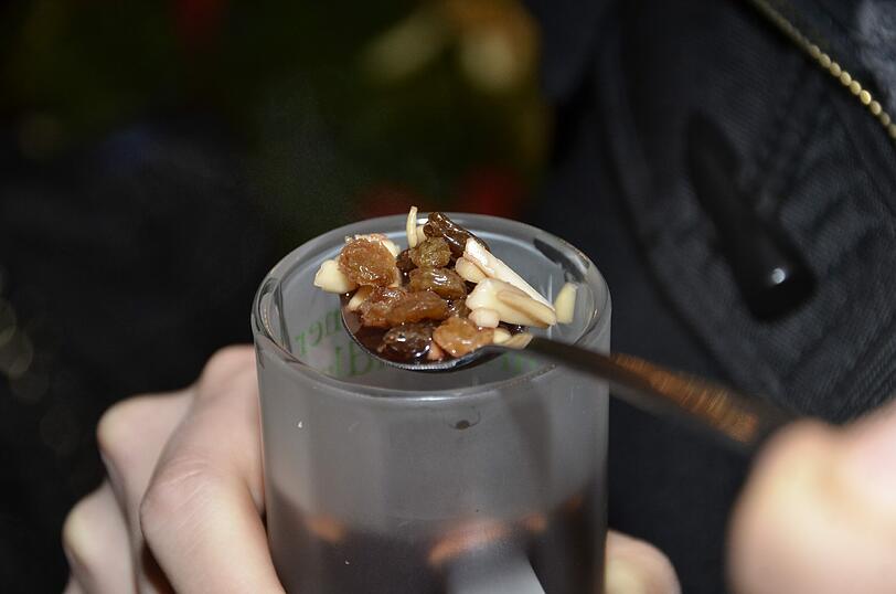 Name: Glögg
Stand: Punsch Stüberl, Löwengrube 
Preis: 4 Euro
Menge: 0,2 Liter
Sterne: 5/5

FAZIT: Einfach Toll! Glögg kommt aus Schweden, schmeckt zimtig, herb und würzig. Anders, als andere Glühgetränke ist er aber sehr natürlich. Total verliebt habe ich mich in die Mandelsplitter und die Rosinen. Die kann man mit langem Löffel aus dem Glas fischen.