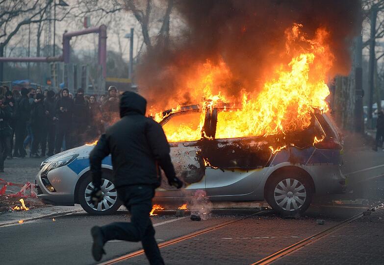 Der Protesttag der kapitalismuskritischen Blockupy-Bewegung hat in Frankfurt mit einer Welle der Gewalt begonnen