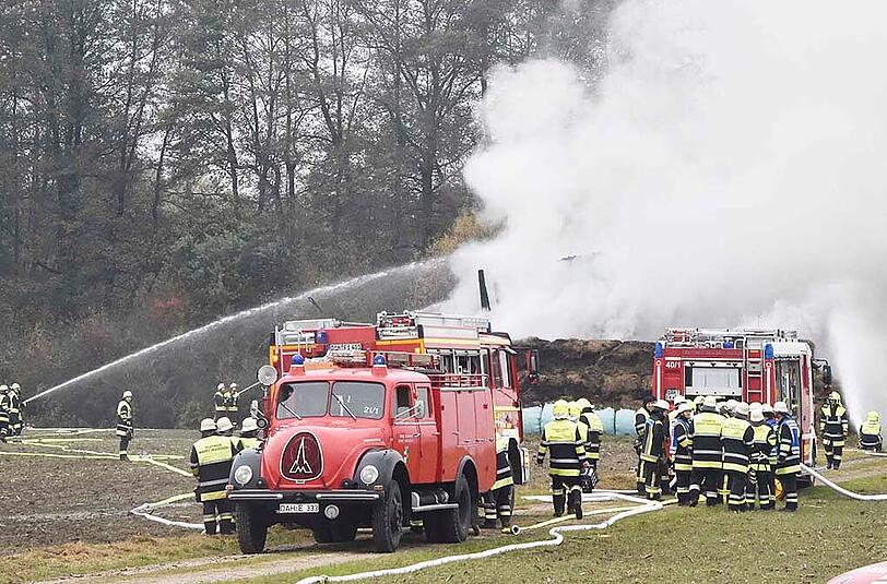Der Feuerwehreinsatz in Weichs dauerte mehrere Stunden lang an. Eine Lagerhalle mit Strohballen brannte beinahe komplett ab. Die Bilder.