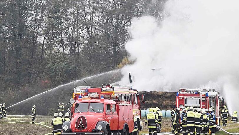 Der Feuerwehreinsatz in Weichs dauerte mehrere Stunden lang an. Eine Lagerhalle mit Strohballen brannte beinahe komplett ab. Die Bilder. Der Feuerwehreinsatz in Weichs dauerte mehrere Stunden lang an. Eine Lagerhalle mit Strohballen brannte beinahe komplett ab. Die Bilder.