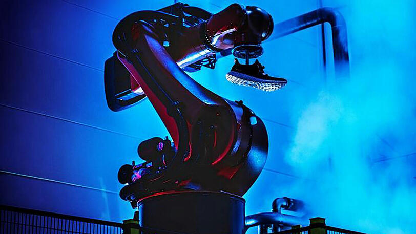 Adidas bastelt derzeit an einem Schuh der Zukunft, der teils von einem Roboter gebaut wird und aus dem 3D-Drucker stammt.