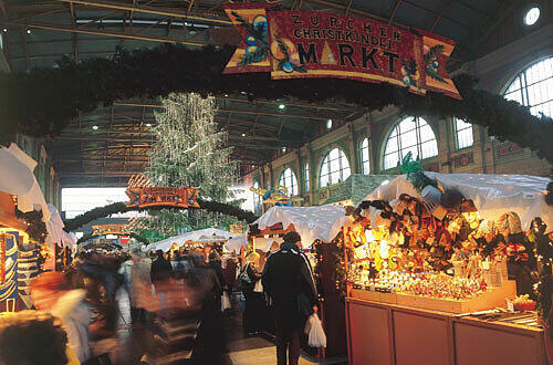 Weihnachtsmarkt im Bahnhof, Foto: Swiss Image