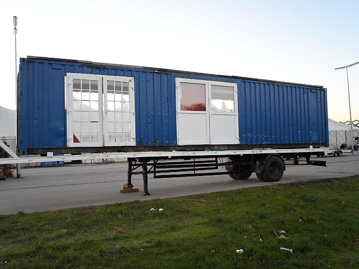 Ein etwas seltsamer Anblick: Die halbierten Container fürs Bazar-Zelt.