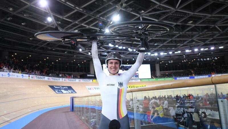 Emma Hinze stemmt nach ihrem Sieg im Keirin ihr Rad. Emma Hinze stemmt nach ihrem Sieg im Keirin ihr Rad.