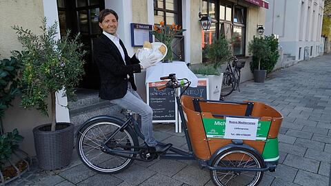 Wenn's mal schnell gehen muss, liefert Riccardo Pastore seine heißen Panzerotti auch persönlich aus.