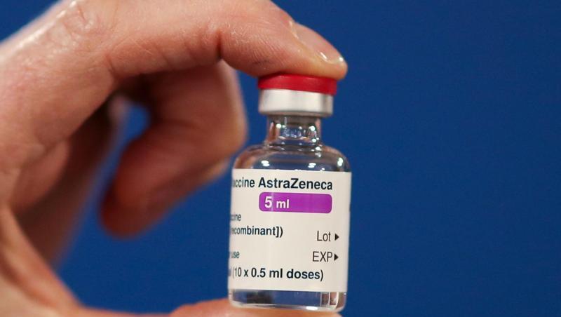 Eine Ampulle des Corona-Impfstoffs der Universität Oxford und des Pharmakonzerns Astrazeneca.