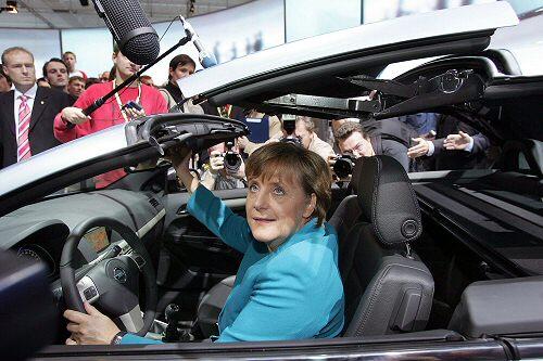 Zeigte ihre Liebe zum Auto auf der IAA: Kanzlerin Merkel