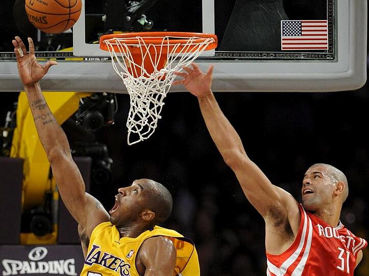 Der Superstar bei der Arbeit: Lakers-Ass Kobe Bryant (l.).
