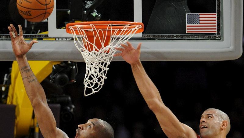 Der Superstar bei der Arbeit: Lakers-Ass Kobe Bryant (l.). Der Superstar bei der Arbeit: Lakers-Ass Kobe Bryant (l.).