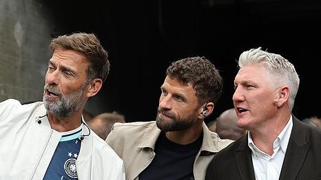 J&uuml;rgen Klopp mit seinem MagentaTV-Kollegen Thomas M&uuml;ller und dem ARD-Experten Bastian Schweinsteiger bei der Fu&szlig;ball-WM 2026. (v.l.n.r.)