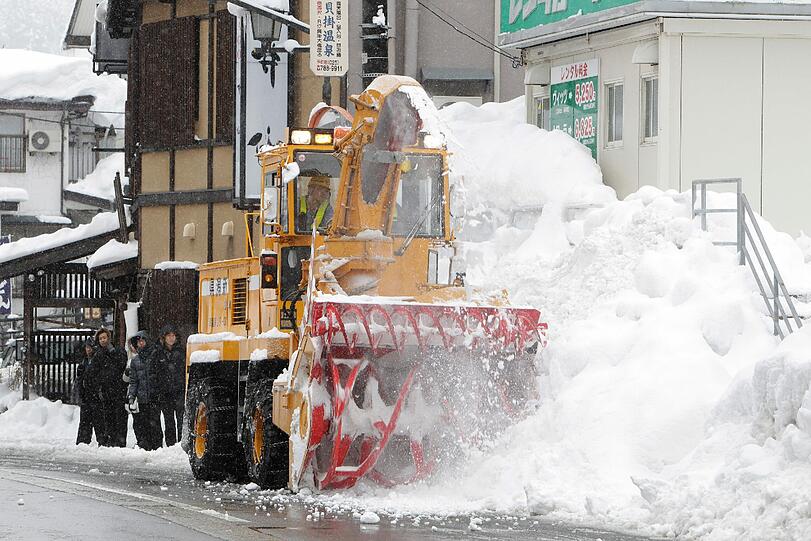 Kälte-Chaos in Tokyo: Die Schneefräse kommt kaum gegen die Schneemassen an.