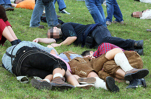 Diese Jungs und Madln ruhen sich gemeinsam von ihren Bierzelt-Aufenthalt aus. Weit gehen mussten sie dafür nicht: Einmal umfallen hat gereicht.