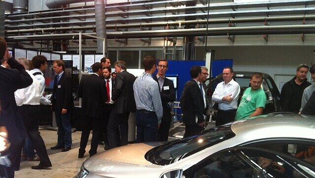 Das Elektroauto beim Stehempfang auf dem TU-Forschungscampus. Das Elektroauto beim Stehempfang auf dem TU-Forschungscampus.