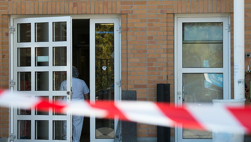 Auch das Krankenhaus der "Barmherzigen Brüder" musste evakuiert werden. Gegen Sonntagmittag soll die Bombe entschärft werden. Auch das Krankenhaus der "Barmherzigen Brüder" musste evakuiert werden. Gegen Sonntagmittag soll die Bombe entschärft werden.