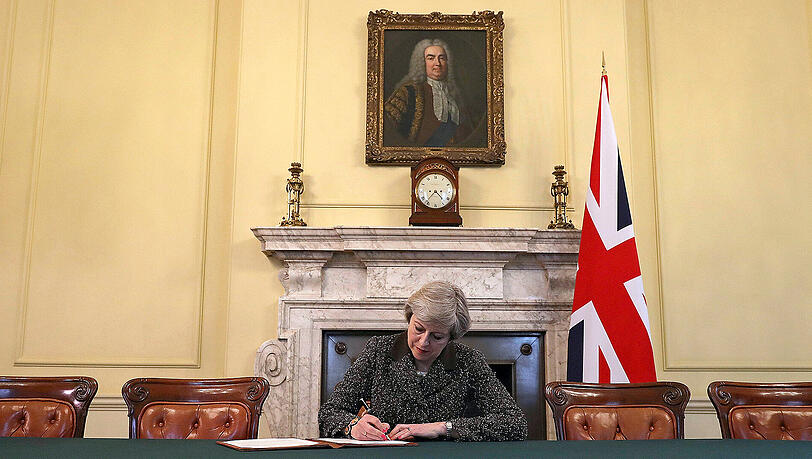 Die britische Premierministerin Theresa May unterzeichnet in London das Trennungsgesuch nach Artikel 50 des EU-Vertrags. Die britische Premierministerin Theresa May unterzeichnet in London das Trennungsgesuch nach Artikel 50 des EU-Vertrags.