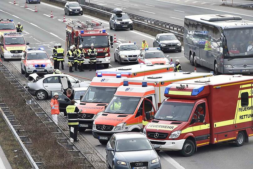 Bei einem Verkehrsunfall auf der A 8 sind vier Personen verletzt worden. Der Unfall ereignete sich stadteinwärts auf Höhe der Anschlussstelle Perlach.