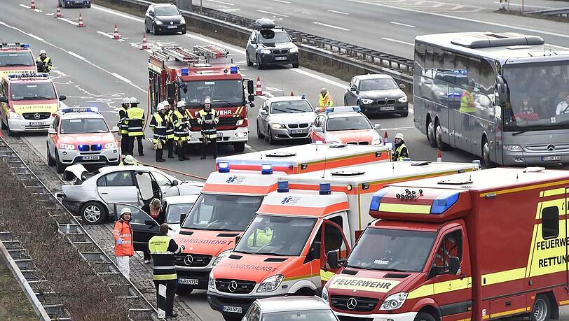 Bei einem Verkehrsunfall auf der A 8 sind vier Personen verletzt worden. Der Unfall ereignete sich stadteinwärts auf Höhe der Anschlussstelle Perlach. Bei einem Verkehrsunfall auf der A 8 sind vier Personen verletzt worden. Der Unfall ereignete sich stadteinwärts auf Höhe der Anschlussstelle Perlach.