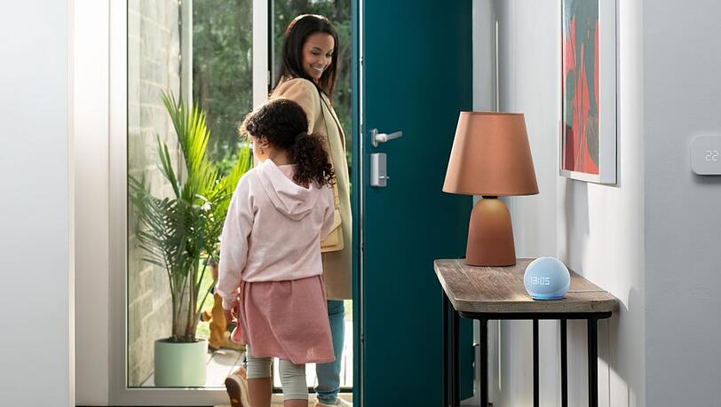 Immer jemand daheim: Der neue Echo Dot kann unter anderem im Verbund mit einer smarten Heizung die Raumtemperatur so steuern, wie man es ihm befiehlt.