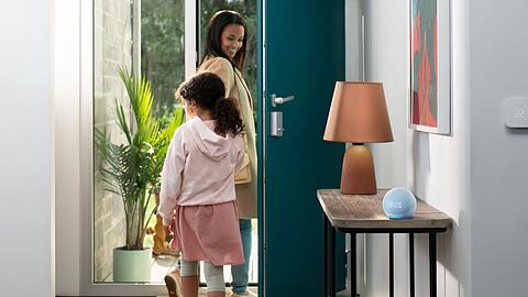 Immer jemand daheim: Der neue Echo Dot kann unter anderem im Verbund mit einer smarten Heizung die Raumtemperatur so steuern, wie man es ihm befiehlt.