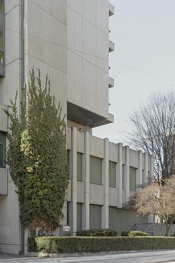 Massiv: die helle Stahlbetonfassade des Strafjustizzentrums.