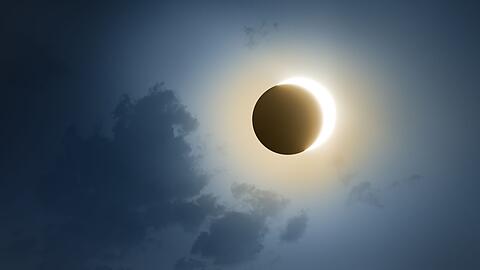 Am Mittwochabend schiebt sich der Mond vor die Sonne und verursacht eine Sonnenfinsternis.