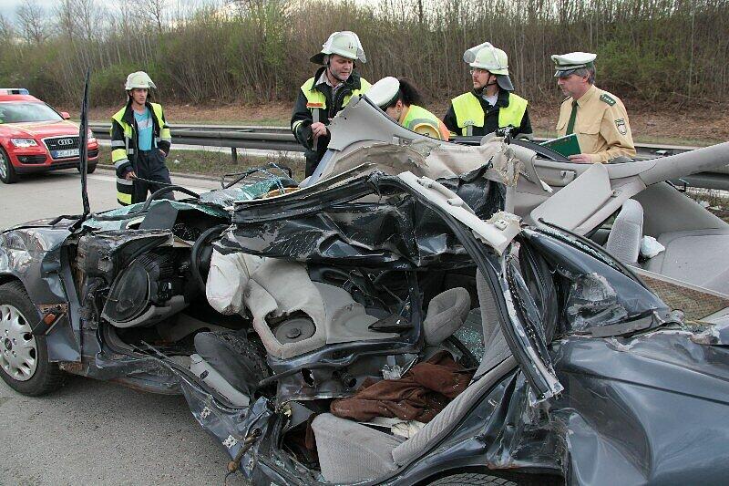 Ein 70 Jahre alter Autofahrer ist am Donnerstag bei einem Unfall auf der Autobahn 94 nahe Poing in Oberbayern ums Leben gekommen. Der Mann übersah das Ende eines Staus.