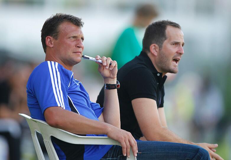 Haching-Trainer Claus Schromm beobachtet einen couragierten Auftritt des Drittligisten.