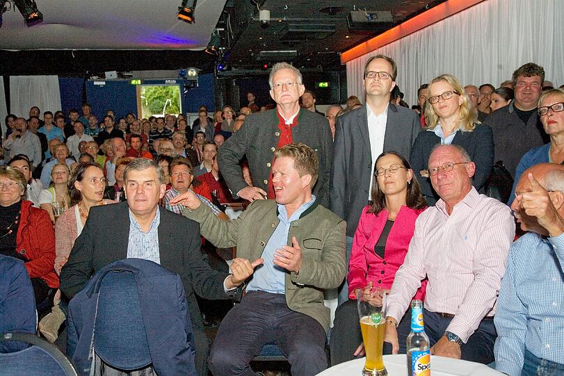 Die Bayern-SPD am Wahlabend (v. l.): Ewald Schurer, Florian Post, Claudia Tausend, Franz Maget (vorn), Ulrich Pfaffmann, Natascha Kohnen (hinten).