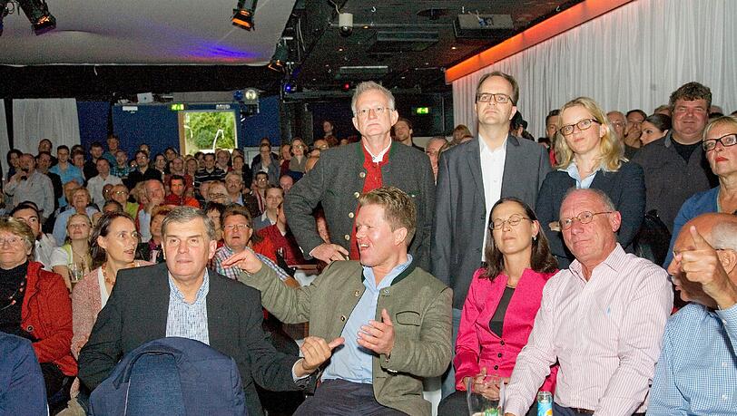 Die Bayern-SPD am Wahlabend (v. l.): Ewald Schurer, Florian Post, Claudia Tausend, Franz Maget (vorn), Ulrich Pfaffmann, Natascha Kohnen (hinten). Die Bayern-SPD am Wahlabend (v. l.): Ewald Schurer, Florian Post, Claudia Tausend, Franz Maget (vorn), Ulrich Pfaffmann, Natascha Kohnen (hinten).