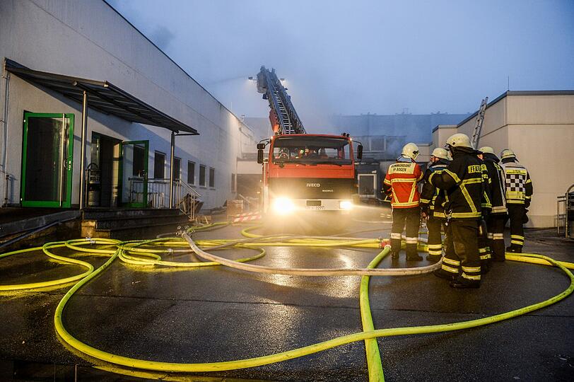 Wiesenhof-Schlachtbetrieb brennt ab: Feuer in Bogen bei Straubing. Die Feuerwehr kämpft gegen die Flammen. War es Brandstiftung?