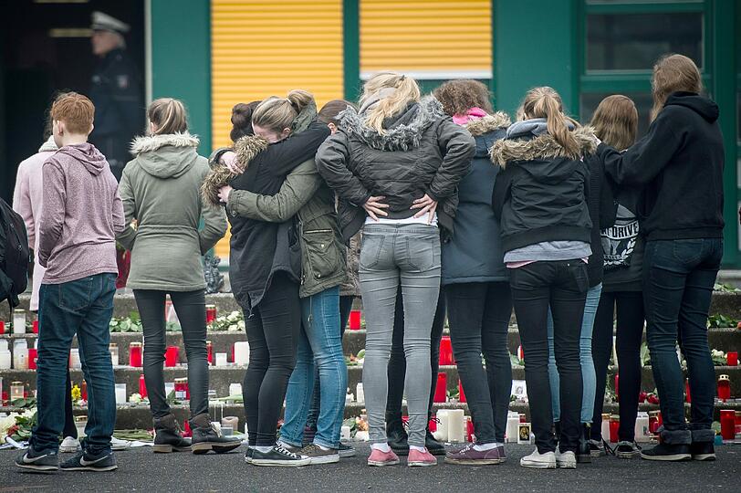 Nach dem Absturz der Germanwings-Maschine in Frankreich: Schüler trauern in Haltern um ihre toten Freunde