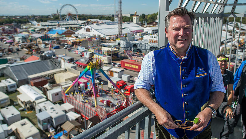 Die Wirte müssen teuer für die höheren Sicherheitsbestimmungen auf dem Oktoberfest bezahlen. So rechtfertigt sich Bürgermeister Josef Schmid. Die Wirte müssen teuer für die höheren Sicherheitsbestimmungen auf dem Oktoberfest bezahlen. So rechtfertigt sich Bürgermeister Josef Schmid.