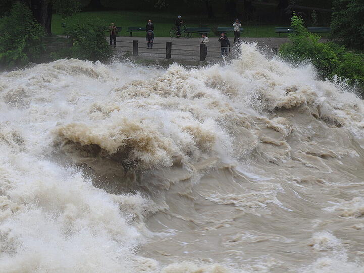 Die reißende Isar am Montagmittag vor genau einem halben Jahr. Die Bilder.
