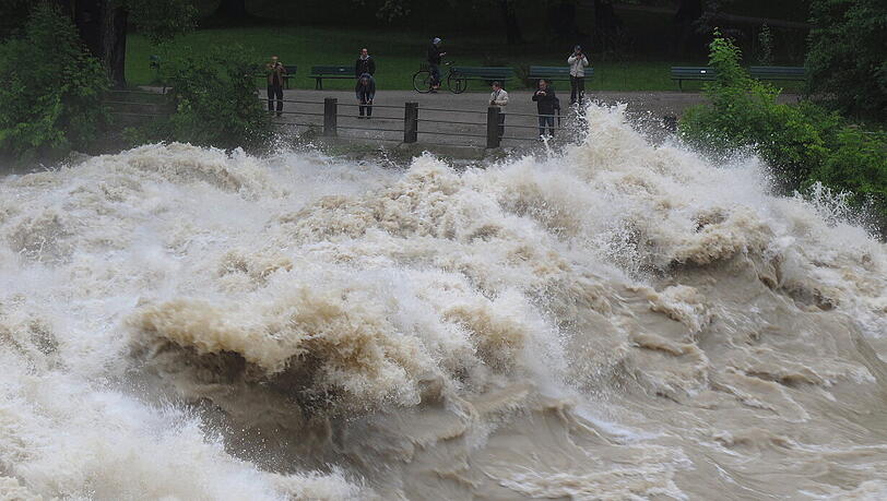 Die reißende Isar am Montagmittag vor genau einem halben Jahr. Die Bilder. Die reißende Isar am Montagmittag vor genau einem halben Jahr. Die Bilder.
